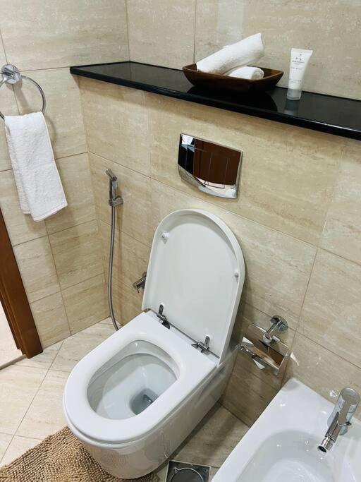 1 Bed Apartment With Sea View, Pool, Gym & Free Parking In Dubai Marina المظهر الخارجي الصورة
